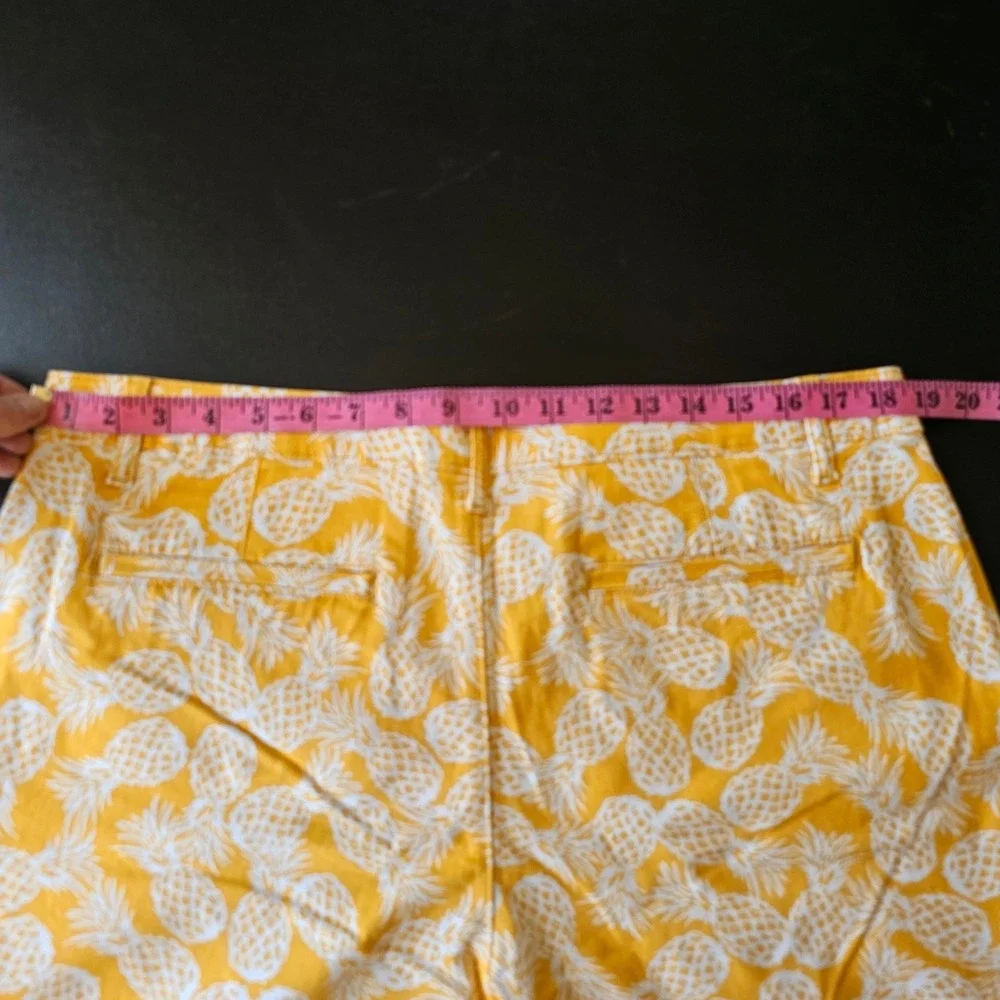 St Johns Bay Womens Yellow Pineapple Print Mid Rise 7 Inch Shorts Size 16 NWT